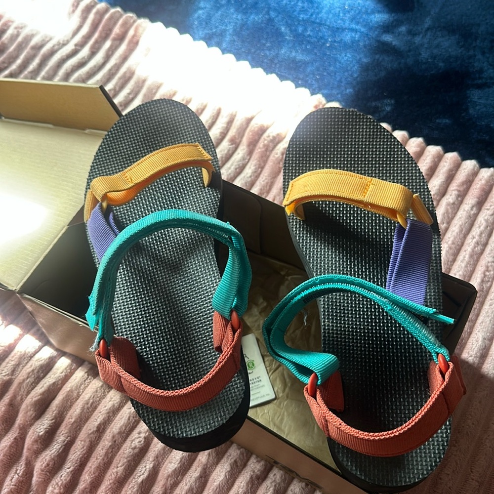 Woman’s Teva Midform sandals